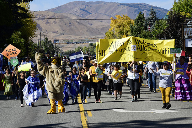 19-10-02 WR Homecoming parade 5 Roland.jpg